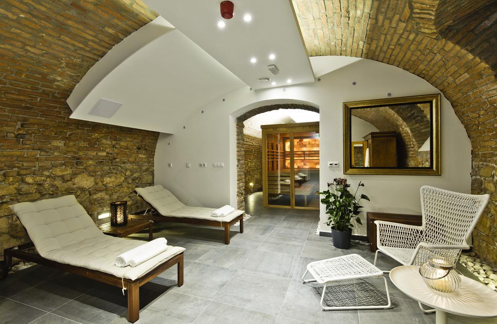 Adele Boutique Hotel Pecs Bagian luar foto